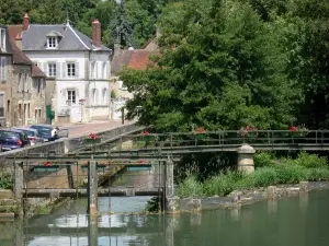Clamecy - Rivière Beuvron, passerelle fleurie, verdure et façades de maisons de la ville