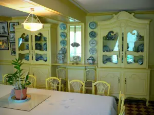 Claude Monet’s house and gardens - Inside Monet's house, in Giverny: yellow dining room and its ceramic tableware