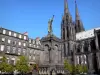 Clermont-Ferrand - Kathedrale Notre-Dame-de-l'Assomption aus Lava-Stein und im gotischen Baustil, mit ihren zwei Turmspitzen, Platz Victoire mit der Statue von Urban II und Fassaden der Gebäude der Altstadt