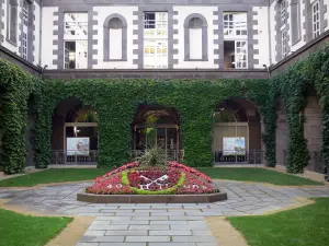 Clermont-Ferrand - Town hall and its flowered courtyard