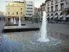 Clermont-Ferrand - Springbrunnen des Platzes Jaude, Boutiquen und Gebäudefassaden