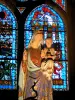 Clermont-Ferrand - In der gotischen Kathedrale Notre-Dame-de-l'Assomption: Muttergottes mit Kind und Buntglasfenster