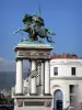 Clermont-Ferrand - Reiterstandbild von Vercingétorix auf dem Platz Jaude, Springbrunnen und Wohnhäuser