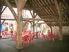 Clisson - Terrasse de café sous les halles