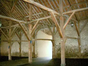 Clisson - Wooden roof structure of the covered market hall of the city