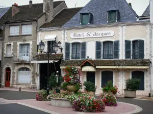 Cloyes-sur-le-Loir - Casas de la ciudad, fuente decorada con flores, lámparas