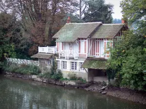 Cloyes-sur-le-Loir - House and trees along the Loir River (Loir valley)
