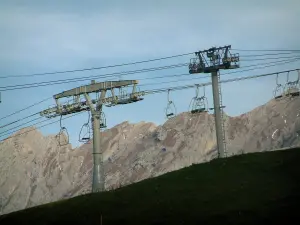 La Clusaz - Alpino, remontes (telecabina) y la estación de Aravis la