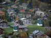La Clusaz - Kabelbaan (skilift) met uitzicht op de huisjes van het resort voor de wintersport en de zomer