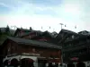 La Clusaz - Chalets en bois du village (station de sports d'hiver et d'été) et téléphérique (remontée mécanique)