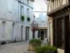 Cognac - Las calles empedradas bordeadas de casas en Cognac Antiguo (Old Town)