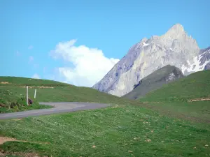 Col d'Aubisque - Route du col d'Aubisque, prairies d'altitude et montagne de la chaîne des Pyrénées