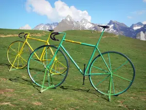 Col d'Aubisque - Vélos géants du col d'Aubisque avec vue sur les montagnes pyrénéennes