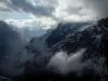 Col du Galibier - Route des Grandes Alpes : montagnes enneigées (neige) dans les nuages