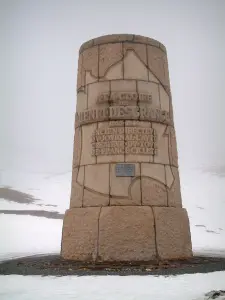 Col du Galibier - Route des Grandes Alpes : monument à la mémoire d'Henri Desgranges (fondateur du Tour de France cycliste)