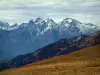 Col de la Madeleine - Du col alpin, vue sur les alpages (hauts pâturages) et la chaîne de Belledonne