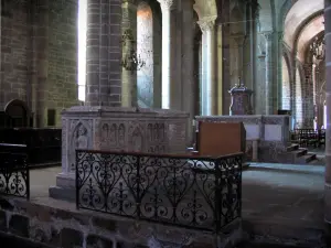 Colegiata de Saint-Junien - Dentro de la iglesia de Saint-Junien tumba de Saint-Junien con
