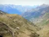 Colle del Tourmalet - Dal pendio, si affaccia sulle montagne dei Pirenei