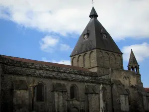 Collegiaal van Le Dorat - Collegiale kerk van Saint-Pierre granieten Romeinse, Neder-Power, en wolken in de lucht