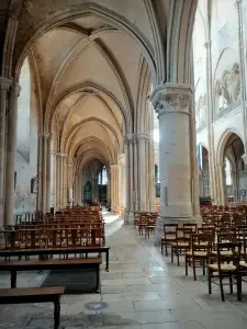 Collegiaal van Mantes-la-Jolie - Interieur van de kerk