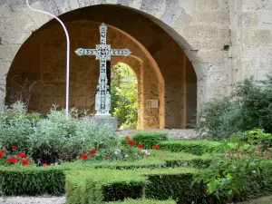 Collégiale de La Romieu - Croix et jardin du cloître de la collégiale Saint-Pierre