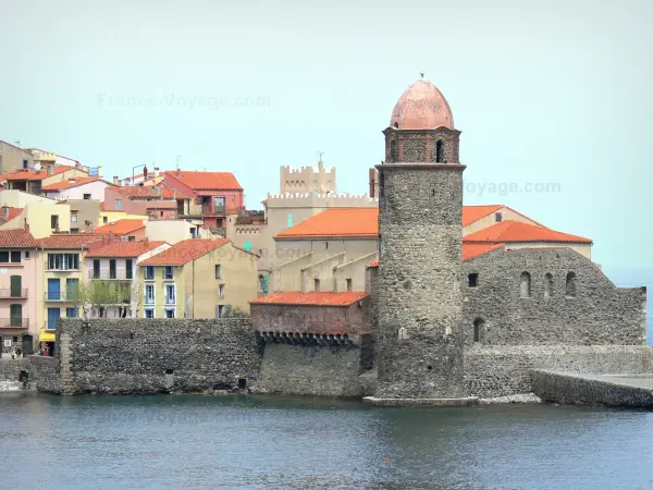 Collioure - Côte Vermeille : clocher de l'église Notre-Dame-des-Anges, mer Méditerranée et maisons de la vieille ville