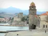Collioure - Vermilion Coast: de klokkentoren van de Notre-Dame-des-Anges, strand, Middellandse Zee en het Koninklijk Kasteel Collioure
