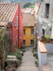 Collioure - Ripida strada e facciate colorate del centro storico
