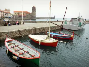 Collioure - Puerto Collioure con barcos amarrados, Iglesia de Nuestra Señora de los Ángeles en el fondo