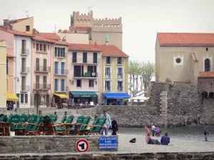 Collioure - Cafe terraza, playa y coloridas fachadas del casco antiguo