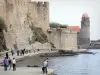 Collioure - Côte Vermeille : promenade au pied du château royal, le long de la mer Méditerranée, avec vue sur le clocher de l'église Notre-Dame-des-Anges