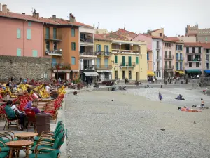 Collioure - Terrasses de café, plage et façades colorées de la vieille ville