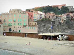 Collioure - La playa y fachadas del casco antiguo