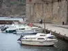 Collioure - Hafen von Collioure mit seinen angelegten Booten, und Spazierweg am Fusse des königlichen Schlosses