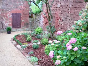 Collonges-la-Rouge - Flores y edificios antiguos del macizo pueblo medieval