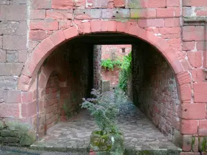 Collonges-la-Rouge - Pórtico de la casa de la sirena