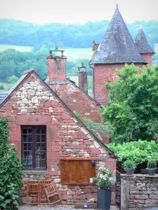 Collonges-la-Rouge - Vista de la torre del castillo pepperpot Benge