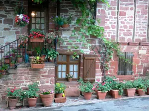 Collonges-la-Rouge - Casa decorata con vasi di fiori