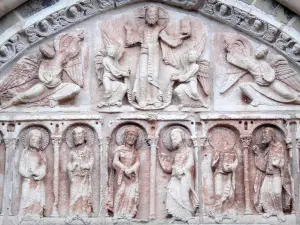 Collonges-la-Rouge - Tímpano esculpido de la iglesia Saint-Pierre