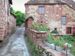 Collonges-la-Rouge - Flower Alley fiancheggiata da case in pietra