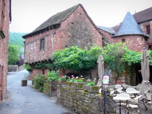 Collonges-la-Rouge - Terraza del restaurante y casa de la sirena