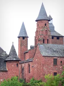 Collonges-la-Rouge - Vista de la torre del campanario de la iglesia románica y torres de San Pedro