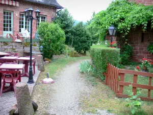 Collonges-la-Rouge - Terraza de un café en el corazón del pueblo