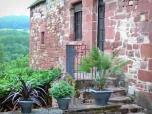 Collonges-la-Rouge - Arenaria rossa facciata e piante in vaso