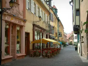 Colmar - Venditori ambulanti con le sue case con le facciate colorate e una caffetteria