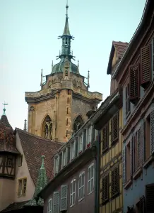 Colmar - Maisons aux façades colorées et tour de la collégiale Saint-Martin