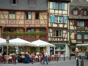 Colmar - Maisons à pans de bois avec terrasse de café et boutiques