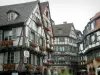 Colmar - Maisons à colombages ornées de géraniums (fleurs)