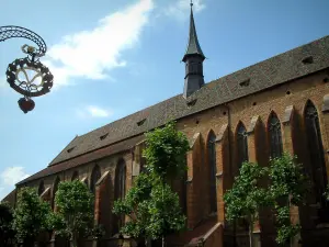 Colmar - Segno in ferro battuto, gli alberi e la chiesa dei Domenicani