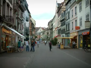 Colmar - Rue commerçante avec ses boutiques